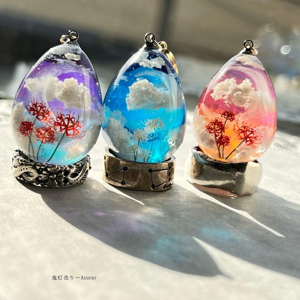 夜に咲く白彼岸花の蓄光雲レジンネックレス たまご型 蓄光三日月 ※こちらはお写真真ん中の白彼岸花versionのみになります☆