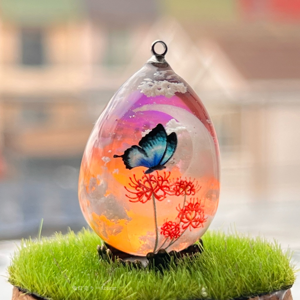 夕焼け空に紅彼岸花と蝶々の蓄光雲レジンネックレス たまご型 蓄光三日月