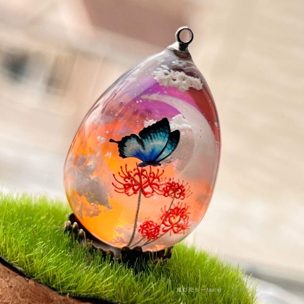 夕焼け空に紅彼岸花と蝶々の蓄光雲レジンネックレス たまご型 蓄光三日月