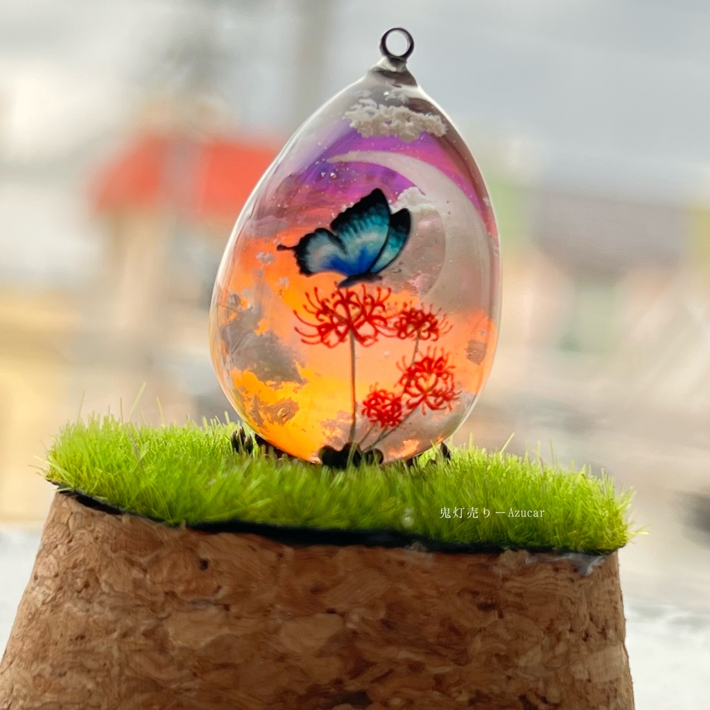 夕焼け空に紅彼岸花と蝶々の蓄光雲レジンネックレス たまご型 蓄光三日月