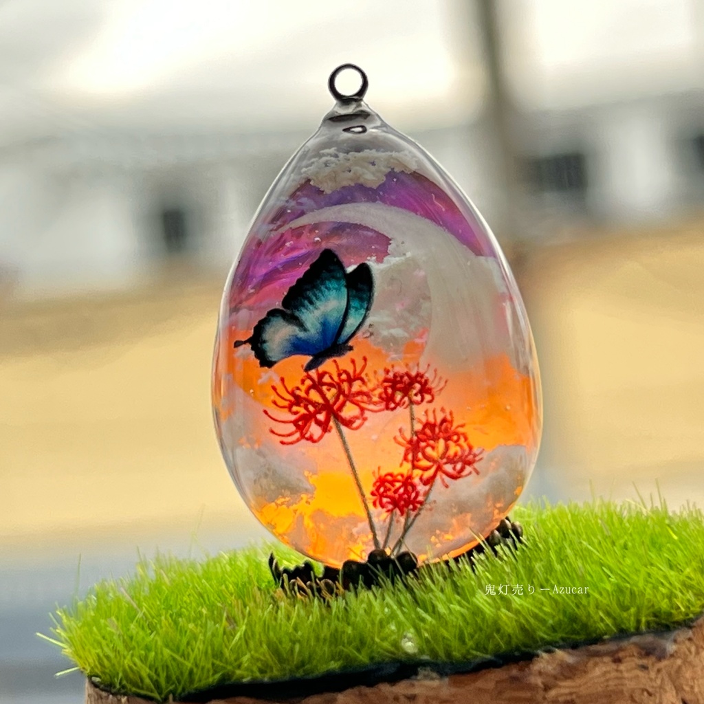 夕焼け空に紅彼岸花と蝶々の蓄光雲レジンネックレス たまご型 蓄光三日月