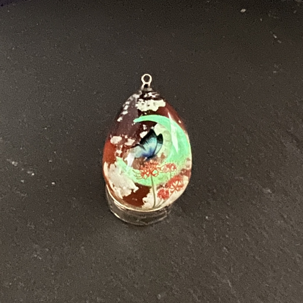 夕焼け空に紅彼岸花と蝶々の蓄光雲レジンネックレス たまご型 蓄光三日月