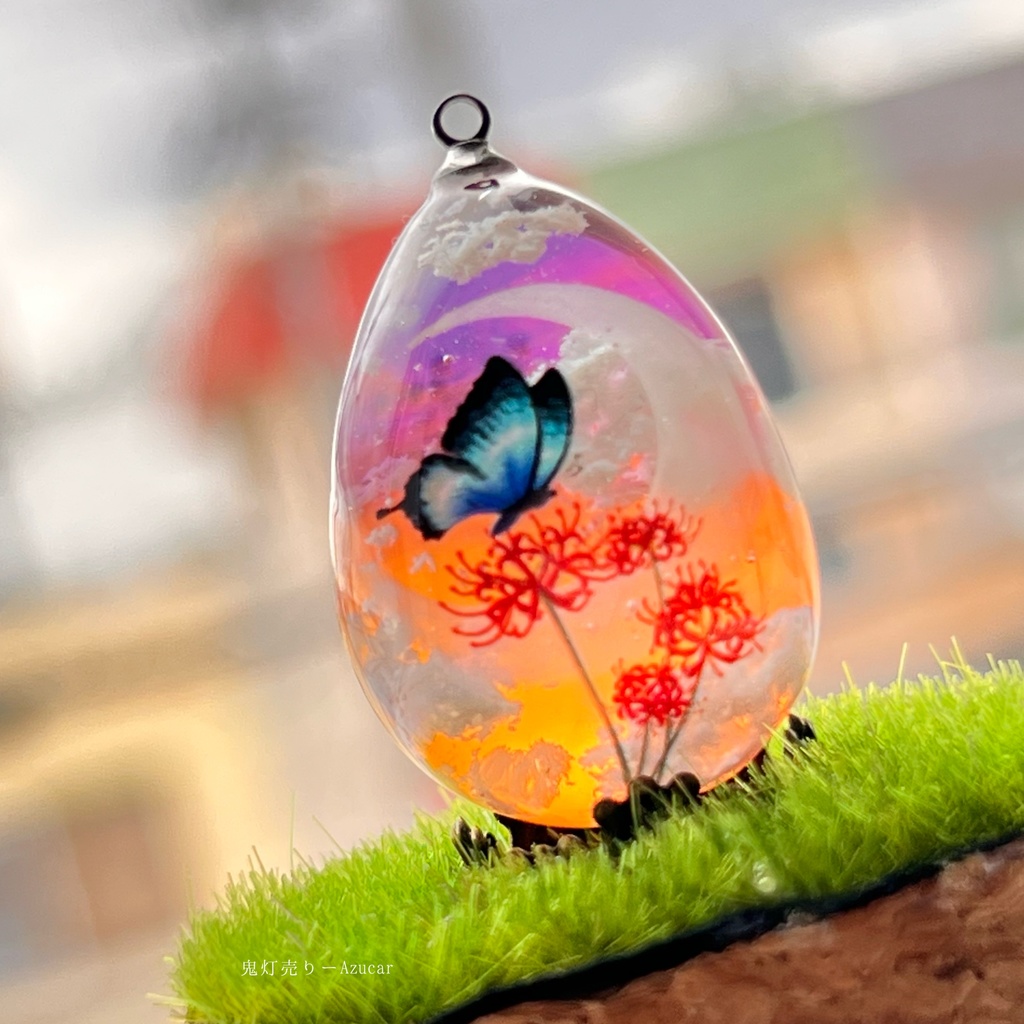 夕焼け空に紅彼岸花と蝶々の蓄光雲レジンネックレス たまご型 蓄光三日月