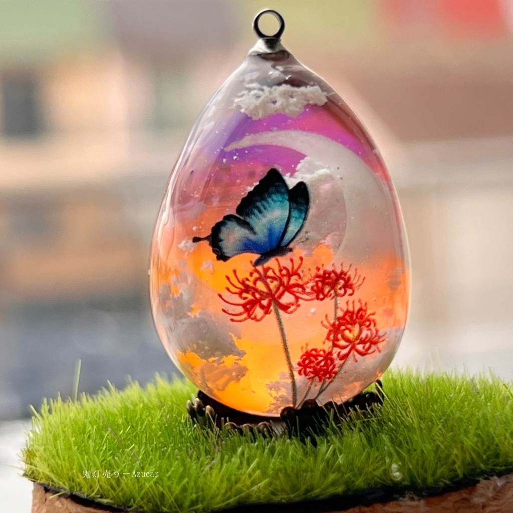 夕焼け空に紅彼岸花と蝶々の蓄光雲レジンネックレス たまご型 蓄光三日月