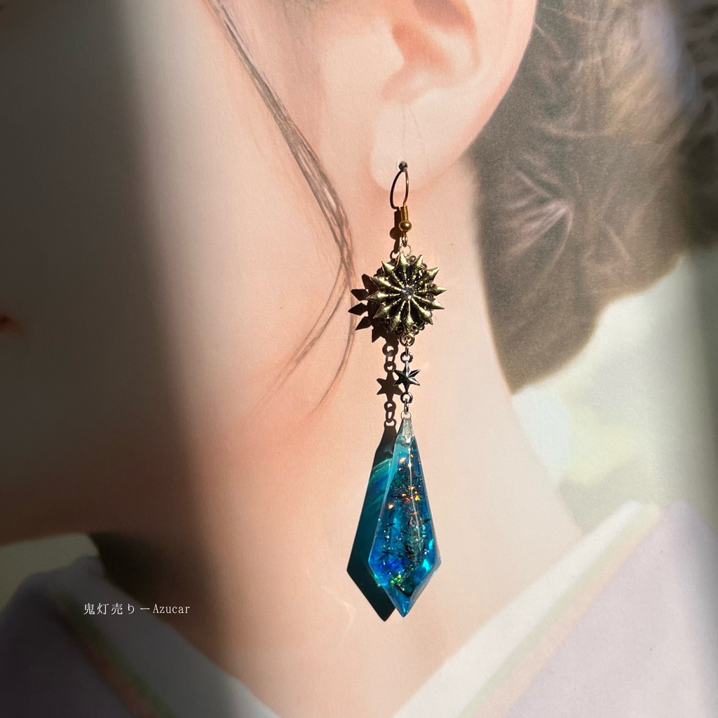 雪の結晶ペンデュラムと三日月鉱物ピアス イヤリング★琉球ガラス入り シャンデリア レジン鉱石