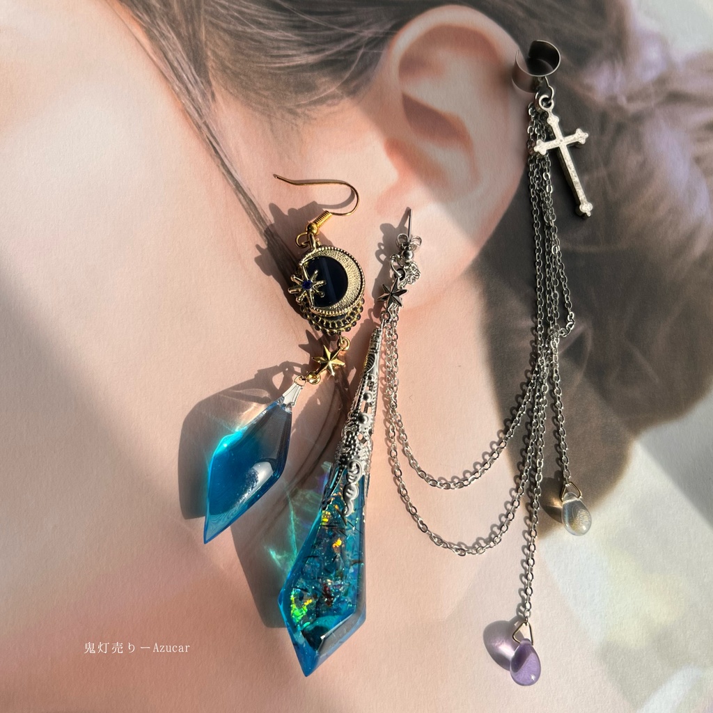 三日月と星から零れ落ちるペンデュラムのイヤーカフ 鉱物レジンのピアス イヤリング★琉球ガラス入り