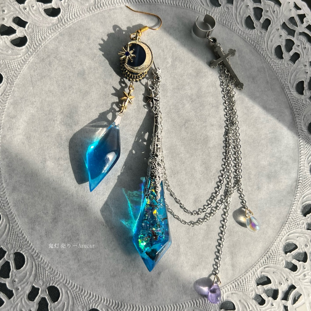 三日月と星から零れ落ちるペンデュラムのイヤーカフ 鉱物レジンのピアス イヤリング★琉球ガラス入り