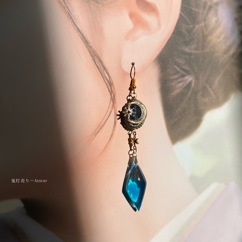三日月と星から零れ落ちるペンデュラムのイヤーカフ 鉱物レジンのピアス イヤリング★琉球ガラス入り