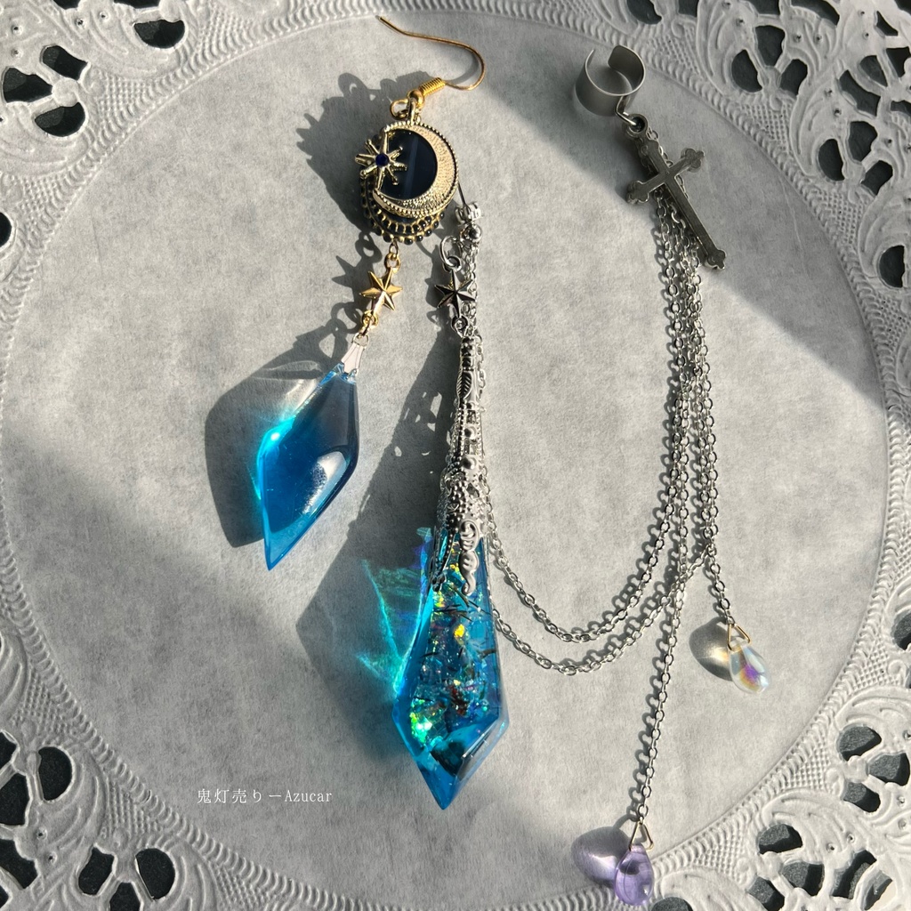 三日月と星から零れ落ちるペンデュラムのイヤーカフ 鉱物レジンのピアス イヤリング★琉球ガラス入り