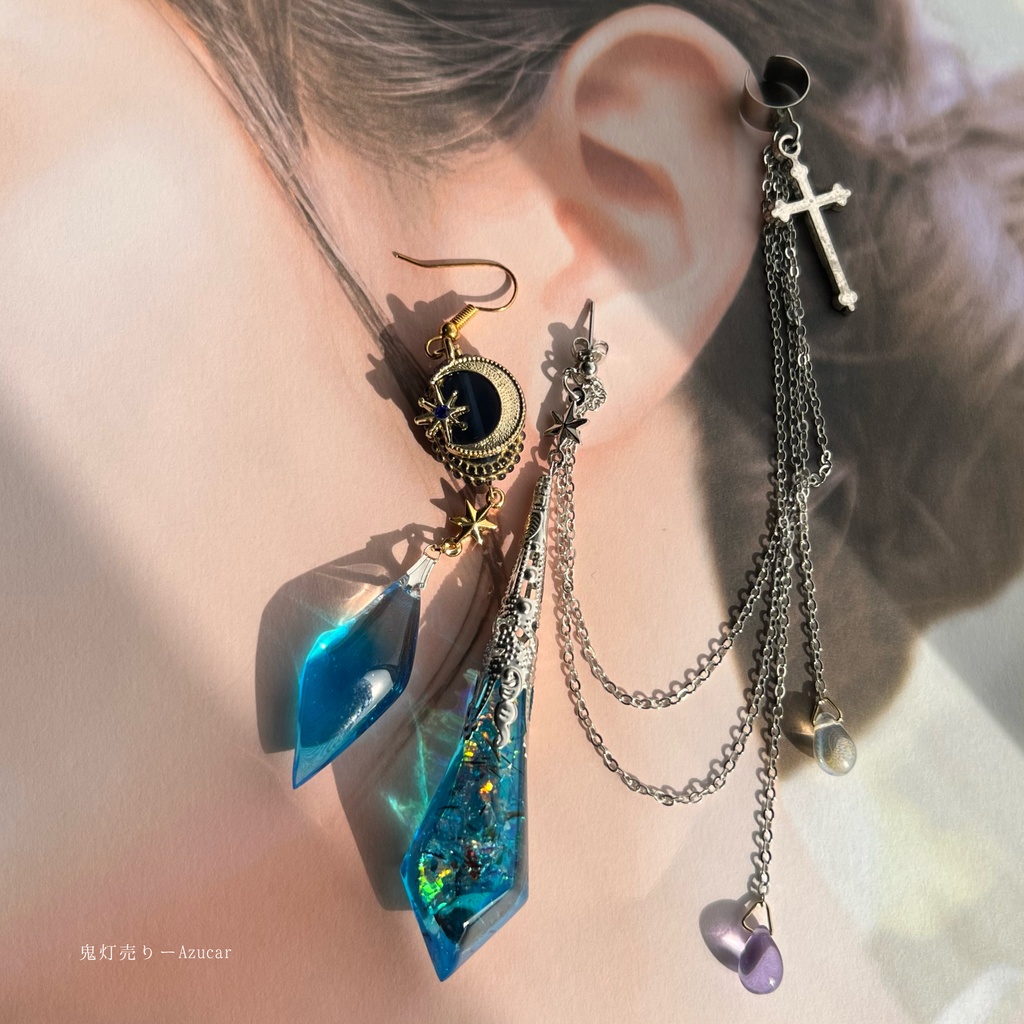 三日月と星から零れ落ちるペンデュラムのイヤーカフ 鉱物レジンのピアス イヤリング★琉球ガラス入り