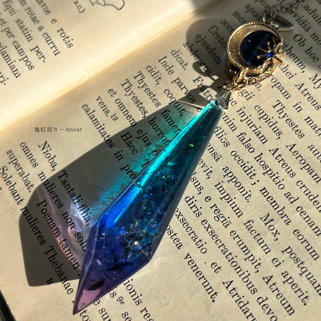 オーロラペンデュラムと三日月のネックレス★ ガラス封入した大ぶりアクセサリー☆