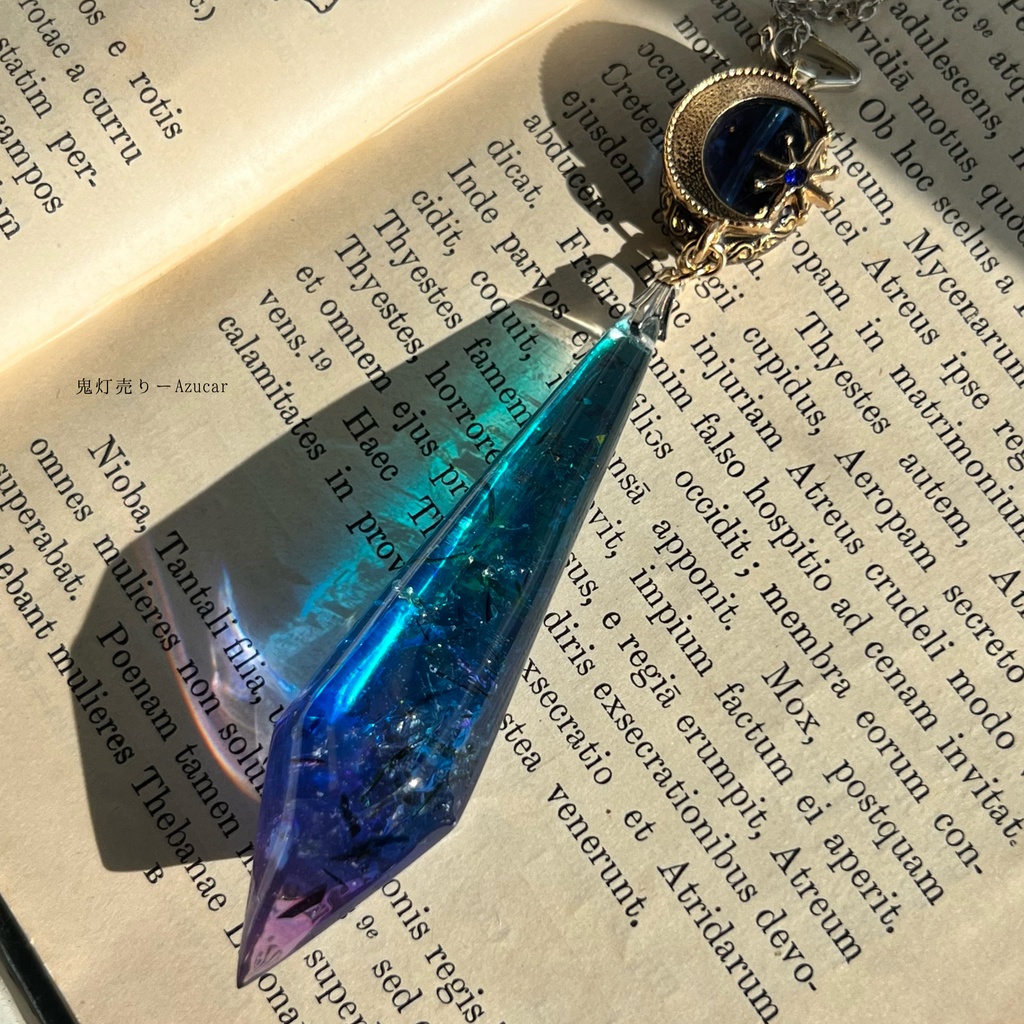 オーロラペンデュラムと三日月のネックレス★ ガラス封入した大ぶりアクセサリー☆