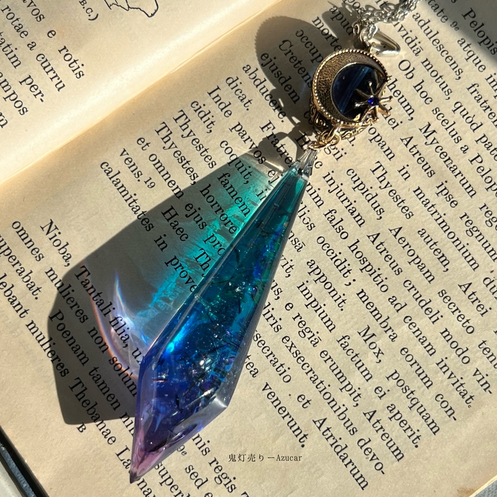 オーロラペンデュラムと三日月のネックレス★ ガラス封入した大ぶりアクセサリー☆