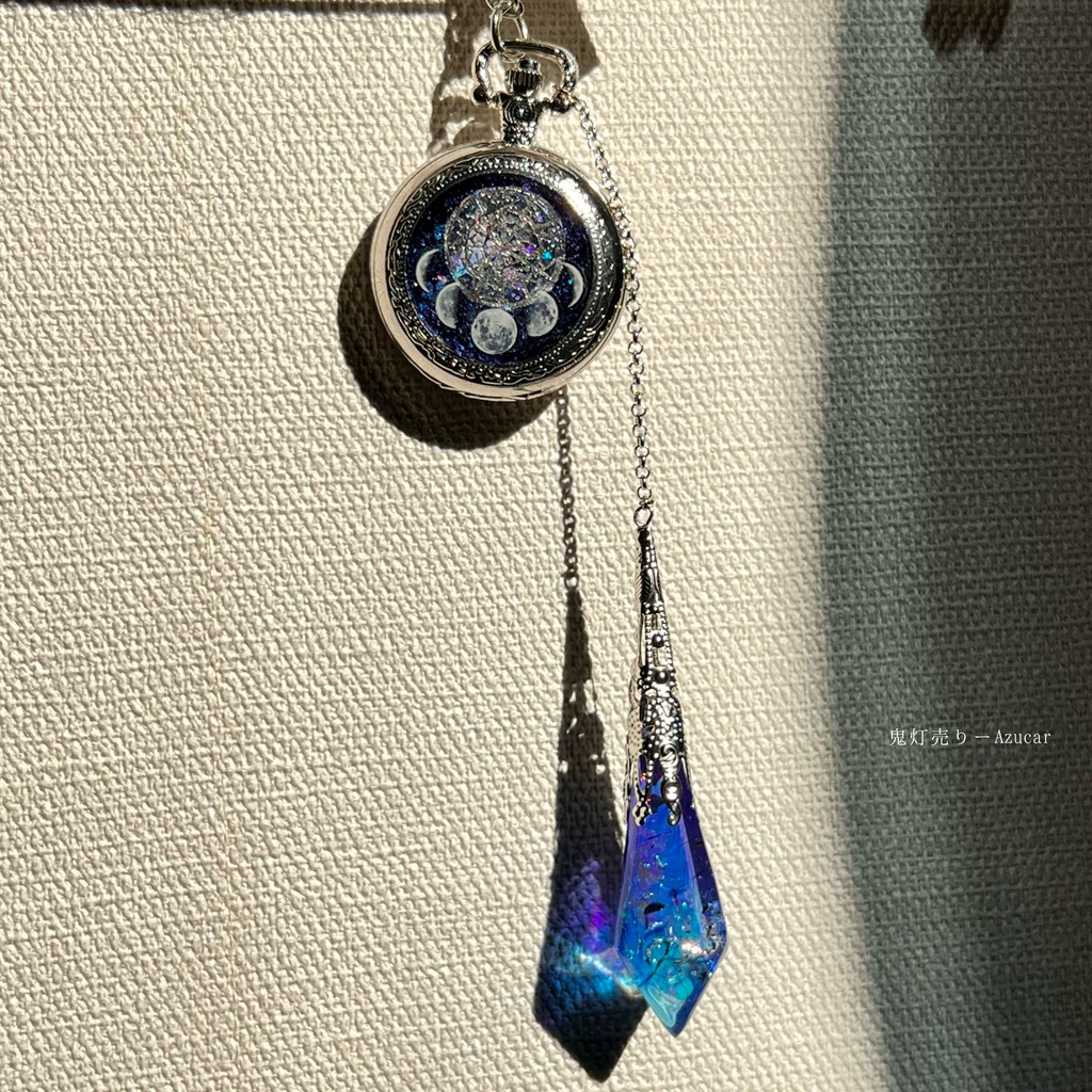 ★月の満ち欠け懐中時計とタンザナイト色のガラス封入ペンデュラム(鉱物レジン)付き★蓄光