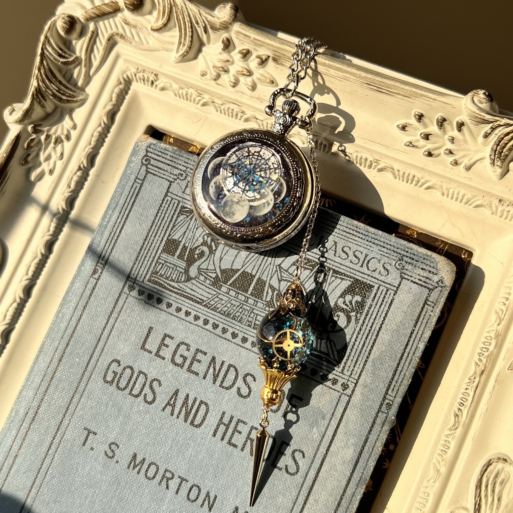 蓄光懐中時計と三日月の影を隠したランタンと天体魔法使いの月の満ち欠け(夜空version)★シルバーテイスト★