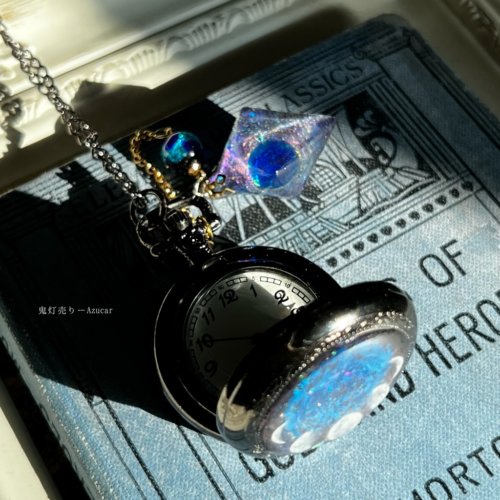 蓄光懐中時計、サファイア色の光を集めて。月の満ち欠け(宇宙フローライト付き)★ブラックテイスト★
