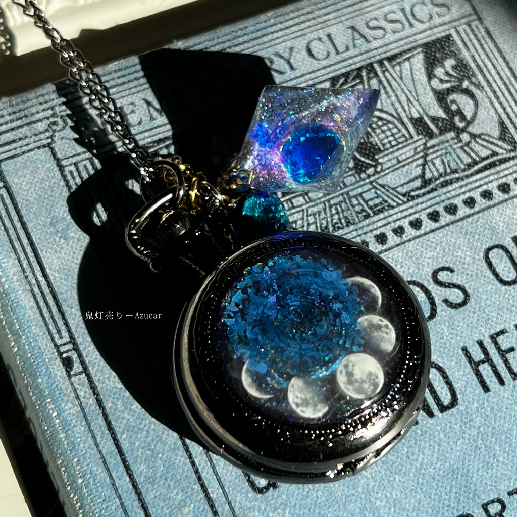 蓄光懐中時計、サファイア色の光を集めて。月の満ち欠け(宇宙フローライト付き)★ブラックテイスト★