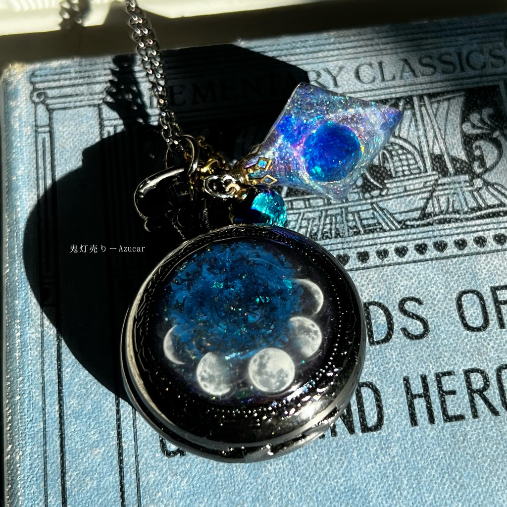 蓄光懐中時計、サファイア色の光を集めて。月の満ち欠け(宇宙フローライト付き)★ブラックテイスト★