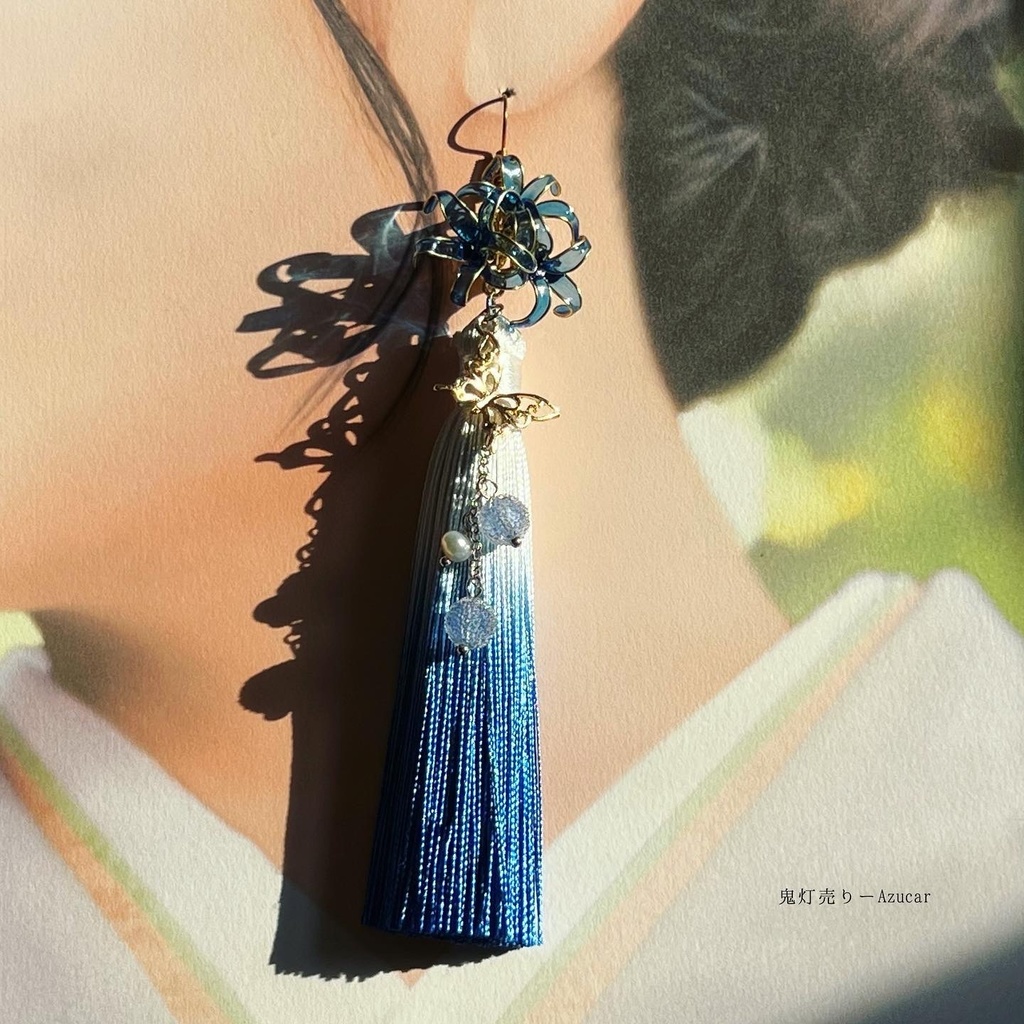 蒼彼岸花柄の九尾狐と鬼灯と蒼の曼珠沙華の和風ピアス イヤリング 淡水パールとロングタッセル、蝶々付きの和装小物★ 着物や浴衣、袴などセレモニー、成人式などにも☆