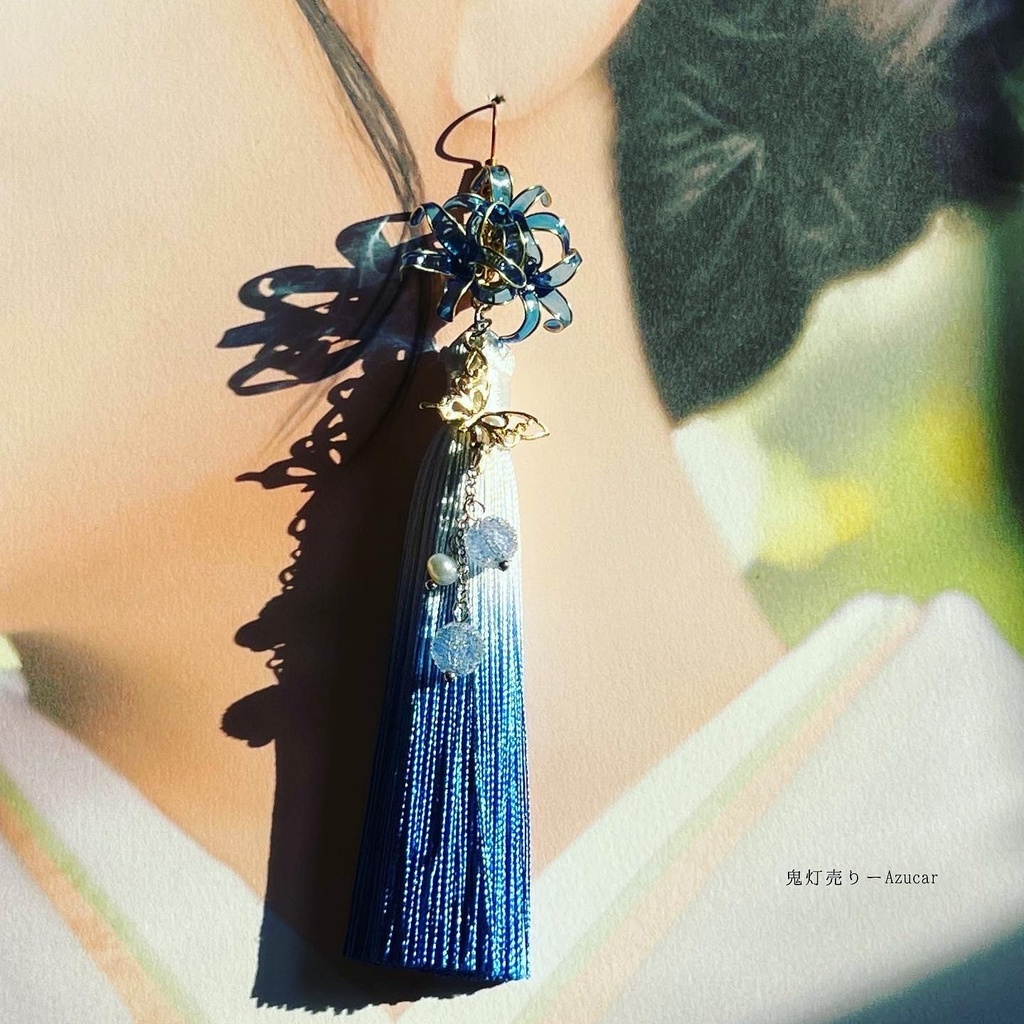 青彼岸花柄の白狐面と鬼灯と曼珠沙華の和風ピアス イヤリング 淡水パールとロングタッセル、蝶々付きの和装小物★ 着物や浴衣、袴などセレモニー、成人式などにも☆