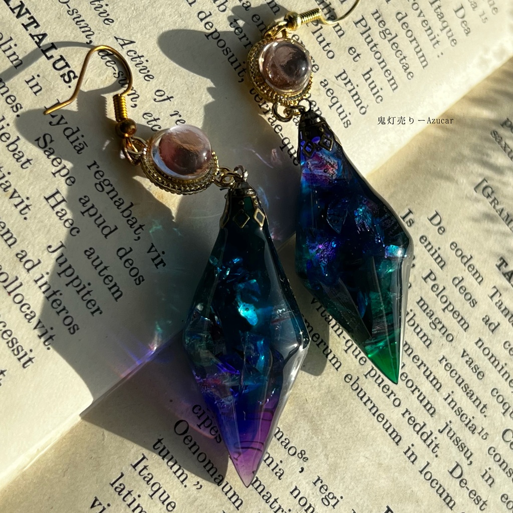 魔法使いの耳飾り(蓄光)ペンデュラムピアス イヤリング 宝石 アイリスのようなアクセ★