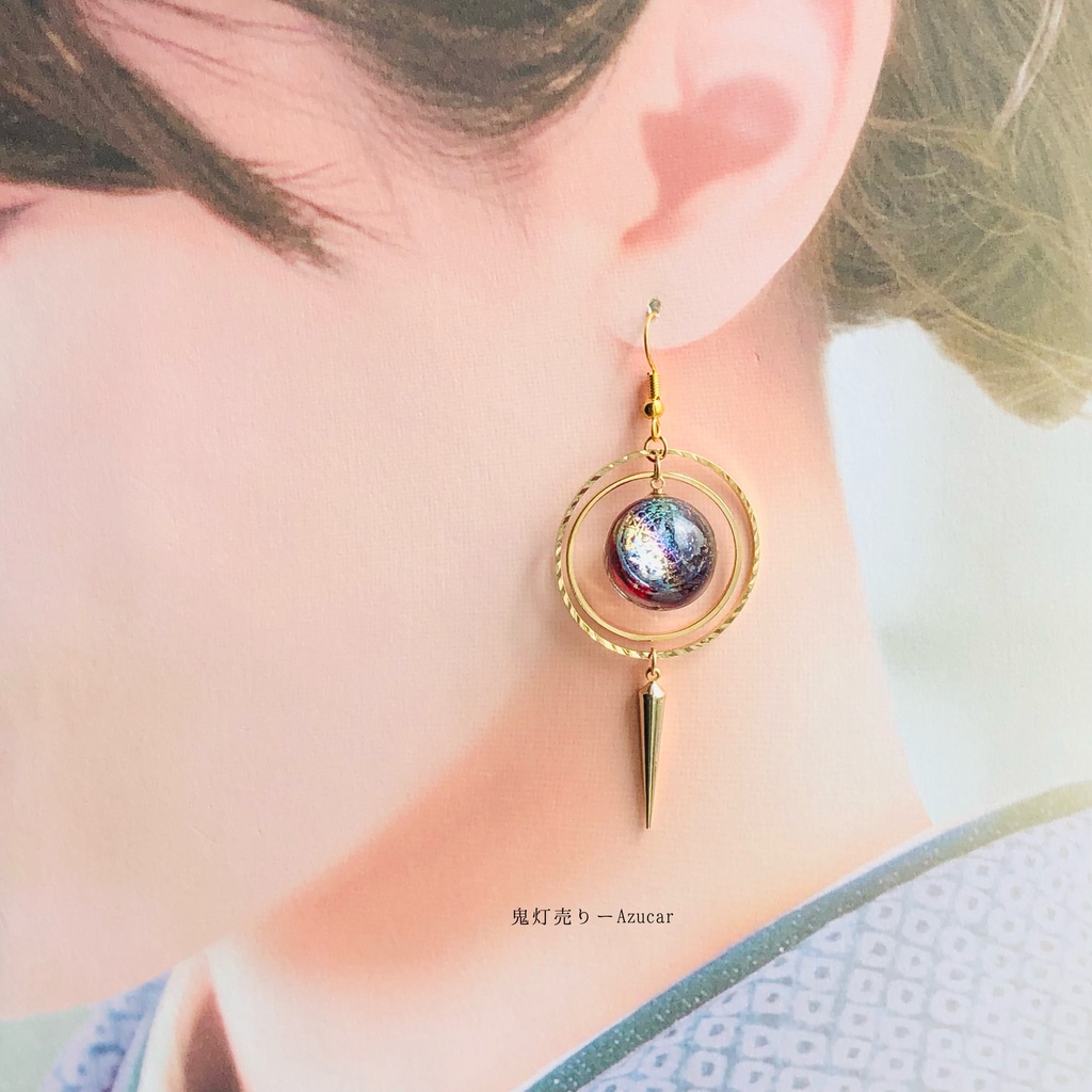 紅魔法陣の天球儀とエメラルドペンデュラム 歯車スチームパンク ピアス イヤリング★球体宇宙レジン メンズアクセサリーにも★