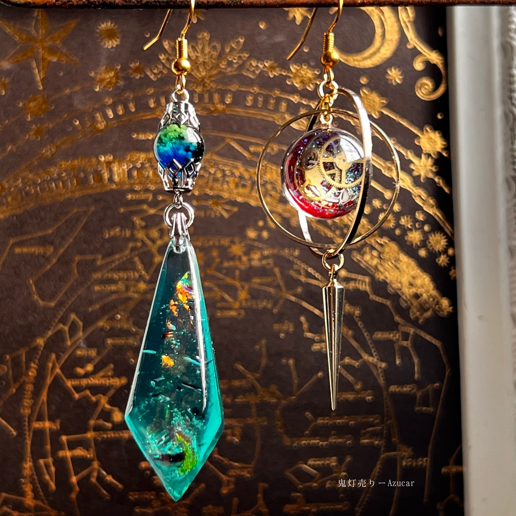 紅魔法陣の天球儀とエメラルドペンデュラム 歯車スチームパンク ピアス イヤリング★球体宇宙レジン メンズアクセサリーにも★