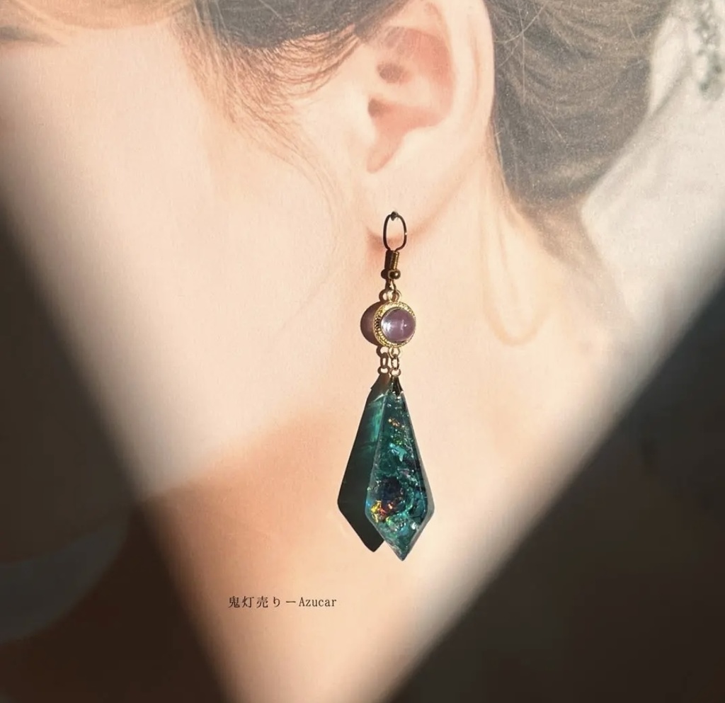 紅魔法陣の天球儀とエメラルドペンデュラム 歯車スチームパンク ピアス イヤリング★球体宇宙レジン メンズアクセサリーにも★