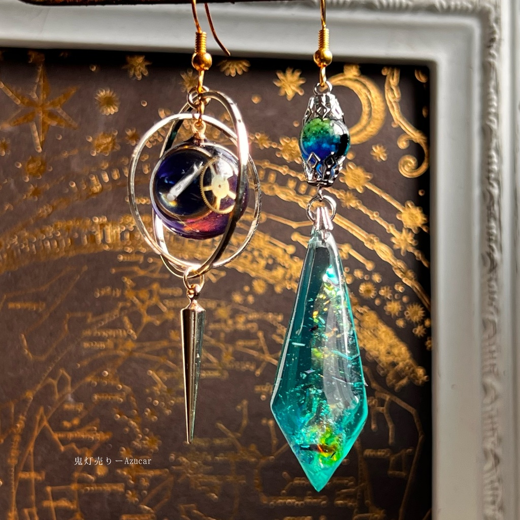 三日月煌る天球儀とエメラルドペンデュラム 歯車スチームパンク ピアス イヤリング★球体宇宙レジン メンズアクセサリーにも★