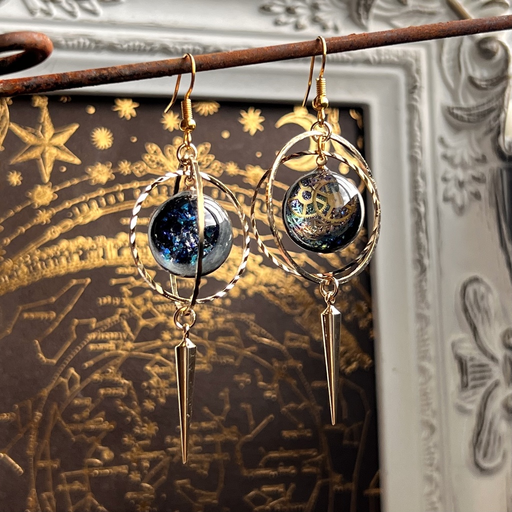 三日月サンセットと魔法陣天球儀の歯車スチームパンク ピアス イヤリング★球体宇宙レジン メンズアクセサリーにも★