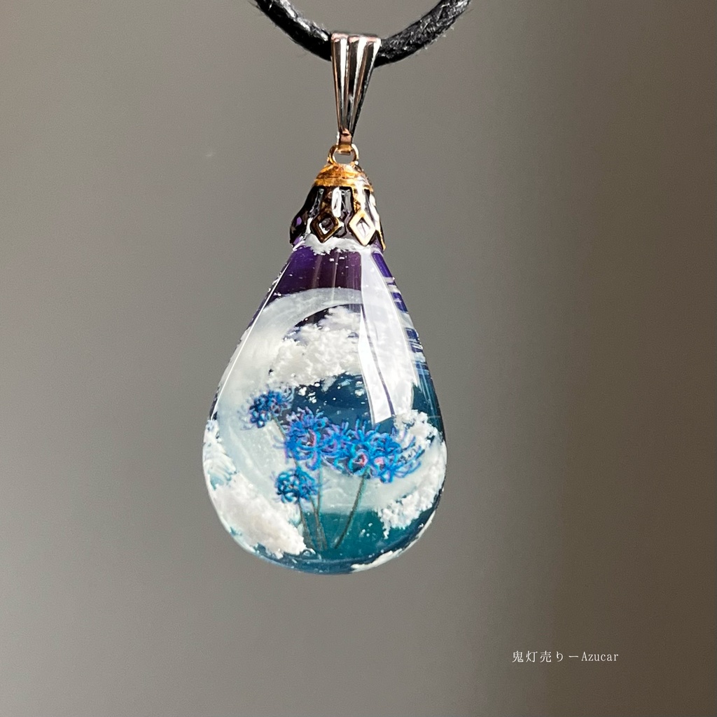 朝焼けに咲く蒼の彼岸花蓄光雲レジンネックレス ドロップ 蓄光三日月
