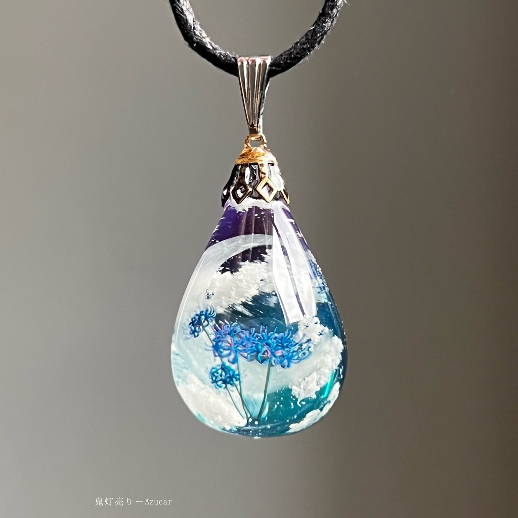 朝焼けに咲く蒼の彼岸花蓄光雲レジンネックレス ドロップ 蓄光三日月