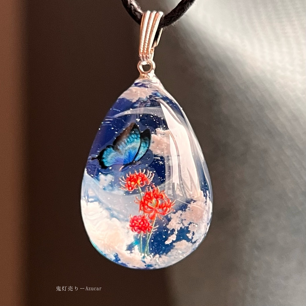 夜空に紅彼岸花と蝶々の蓄光雲レジンネックレス たまご型 蓄光三日月