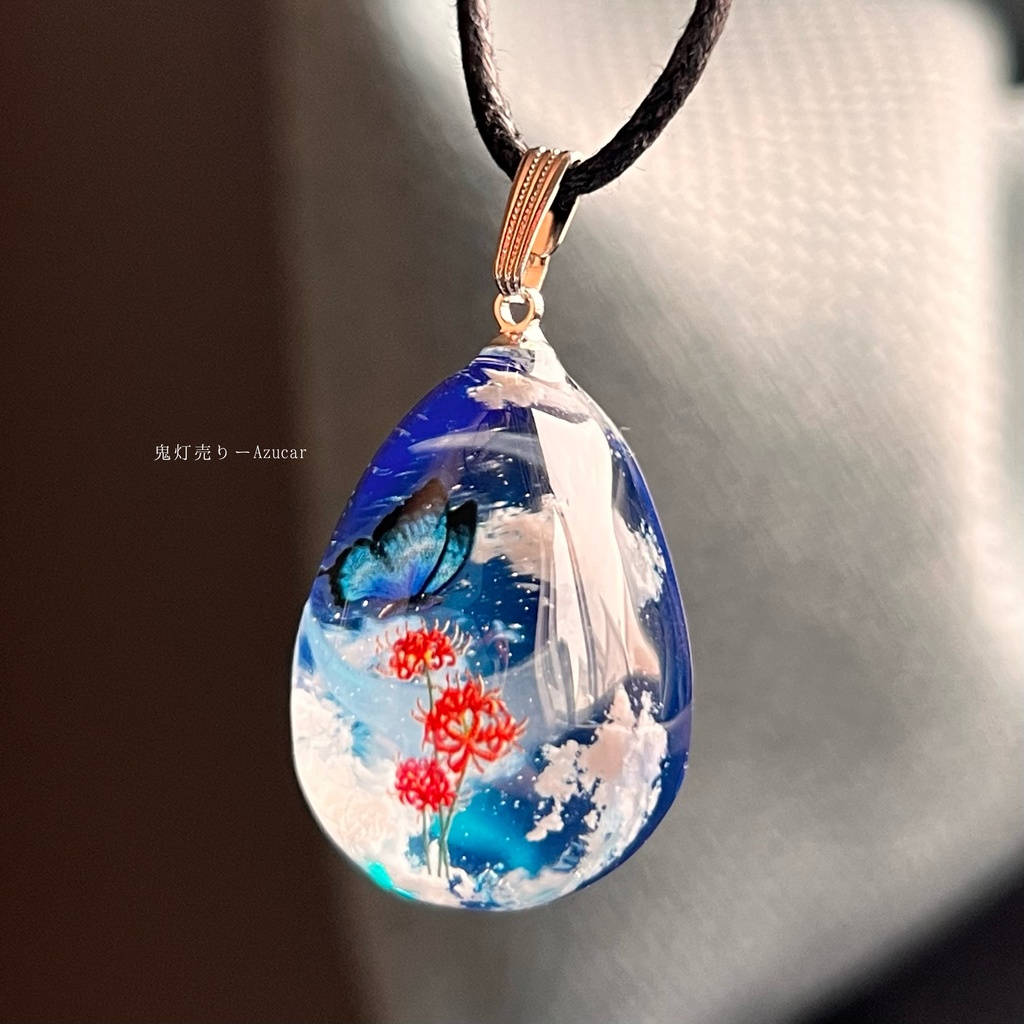 夜空に紅彼岸花と蝶々の蓄光雲レジンネックレス たまご型 蓄光三日月