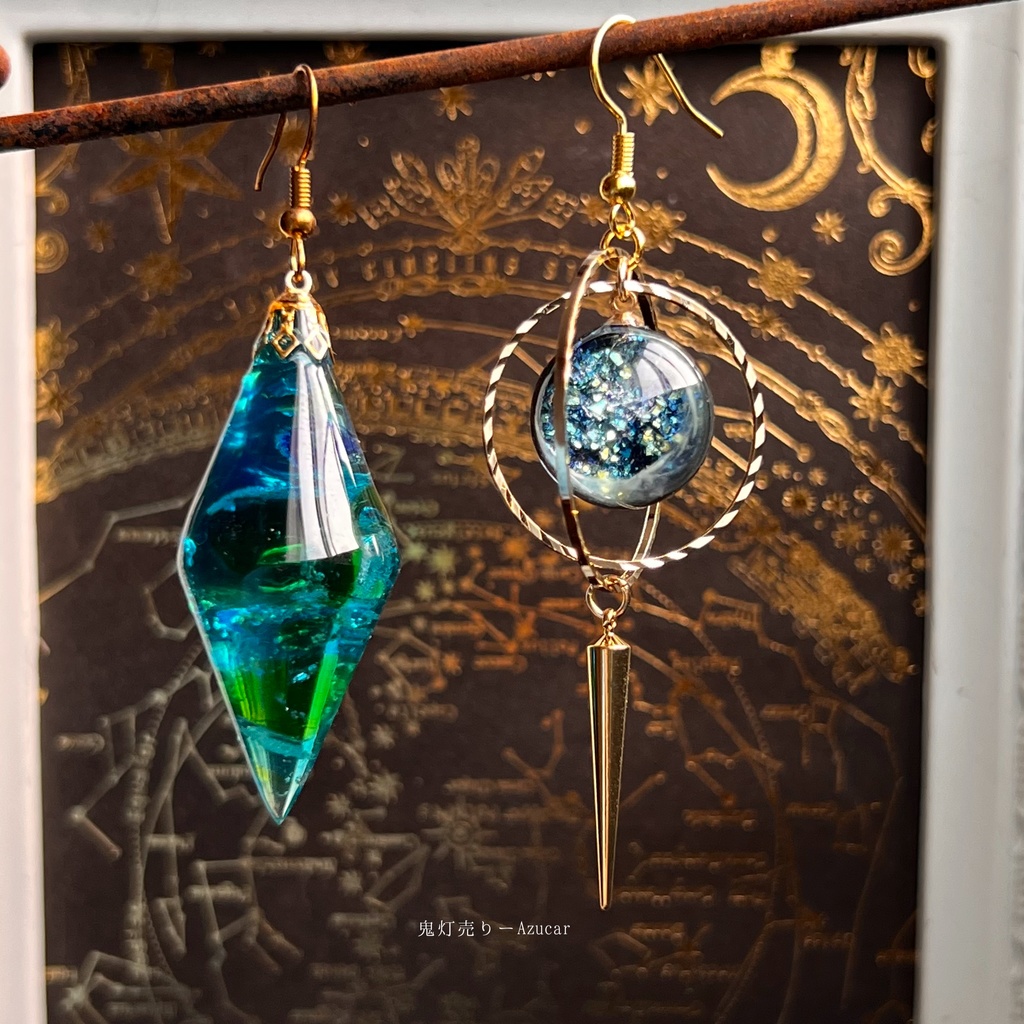 魔法使いのエメラルドと三日月天球儀のピアス イヤリング✴︎蓄光するペンデュラムと月☆