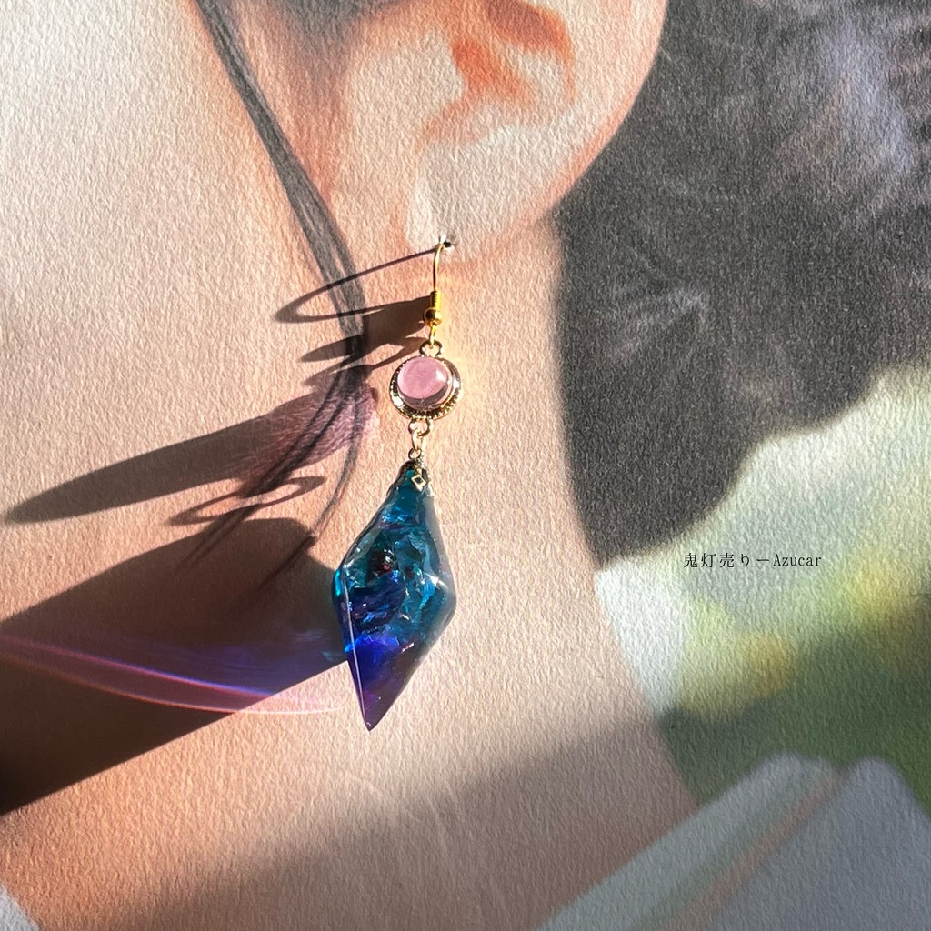 魔法使いのエメラルドと三日月天球儀のピアス イヤリング✴︎蓄光するペンデュラムと月☆