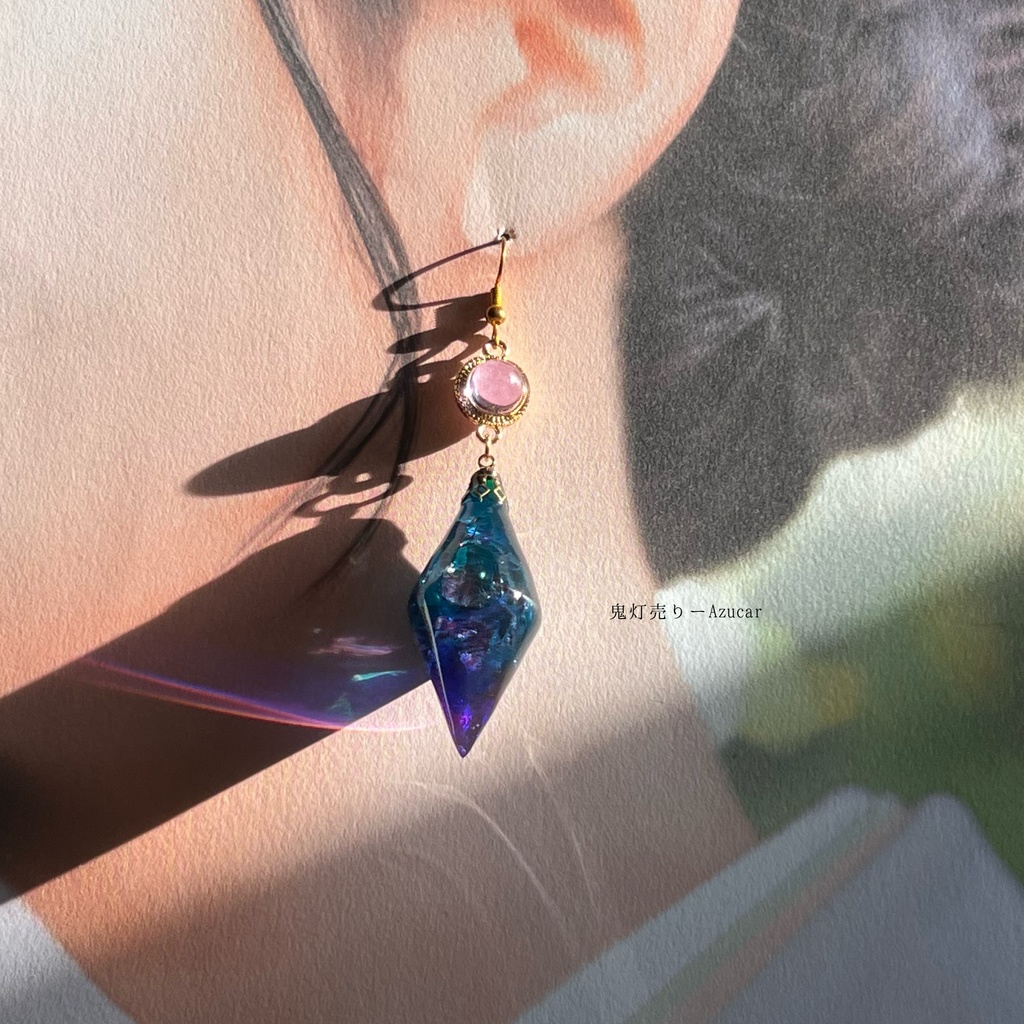 魔法使いのエメラルドと三日月天球儀のピアス イヤリング✴︎蓄光するペンデュラムと月☆