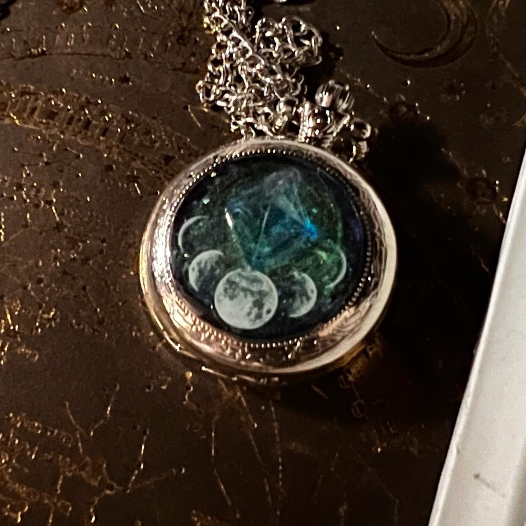蓄光懐中時計とエメラルドペンデュラムの天体魔法使いの月の満ち欠け★シルバーテイスト★(魔法石付き)