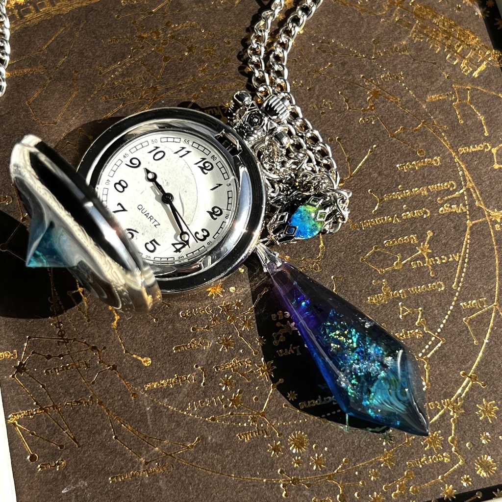 九尾狐と鬼灯の蓄光懐中時計★シルバーテイスト★(上弦の月と蒼彼岸花付き)