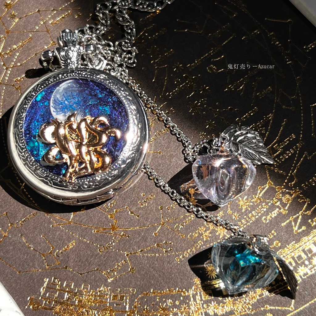 九尾狐と鬼灯の蓄光懐中時計★シルバーテイスト★(上弦の月と蒼彼岸花付き)