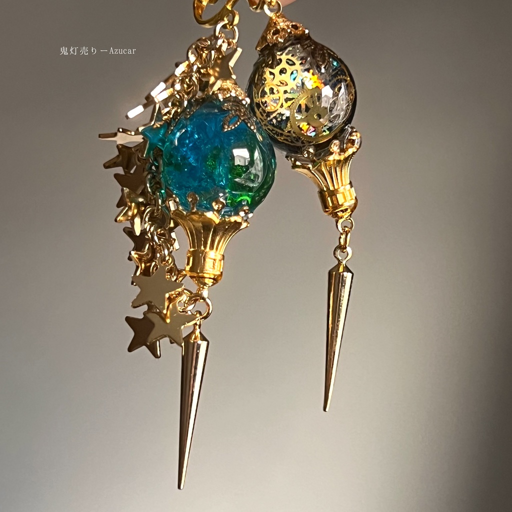 エメラルド色の星屑と魔法陣ランタンの歯車のスチームパンク ピアス イヤリング スチームパンク球体 宇宙 レジン メンズアクセサリーにも★