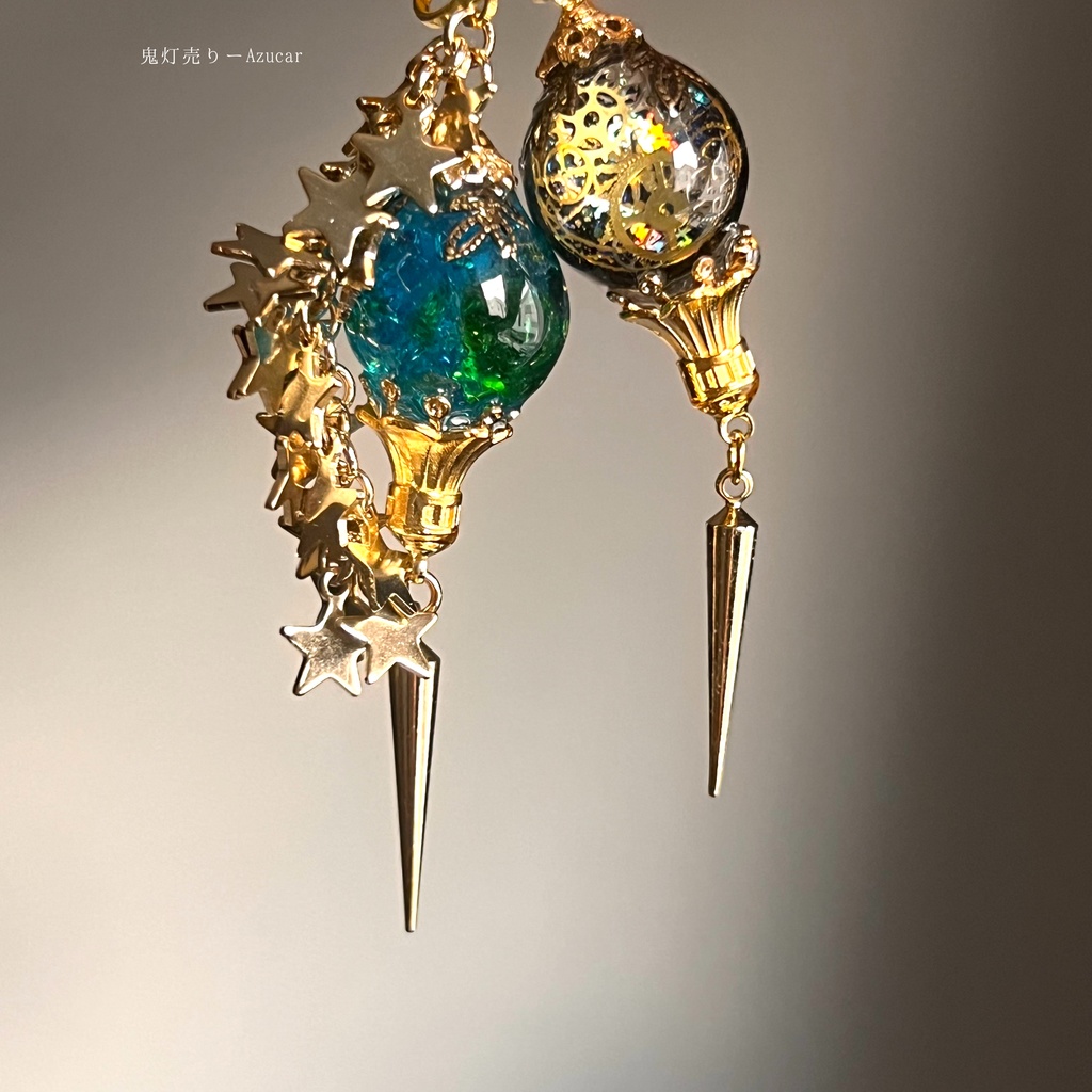 エメラルド色の星屑と魔法陣ランタンの歯車のスチームパンク ピアス イヤリング スチームパンク球体 宇宙 レジン メンズアクセサリーにも★
