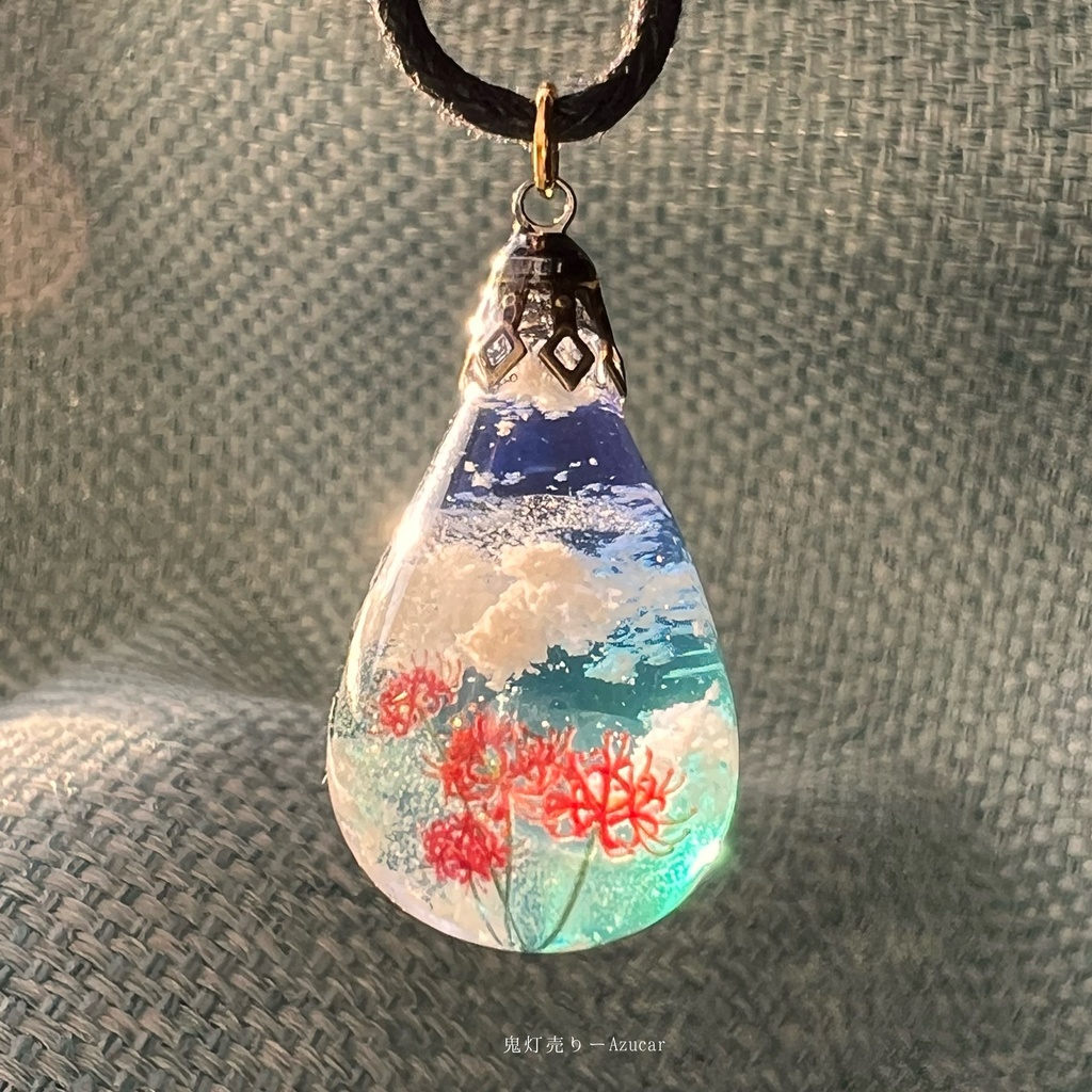 朝焼けに咲く紅の彼岸花蓄光雲レジンネックレス ドロップ 蓄光三日月