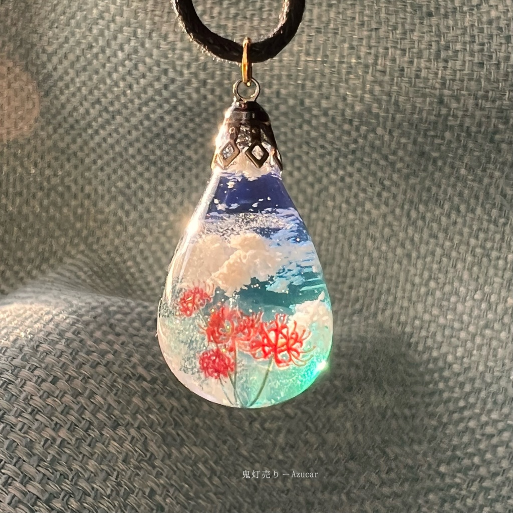 朝焼けに咲く紅の彼岸花蓄光雲レジンネックレス ドロップ 蓄光三日月