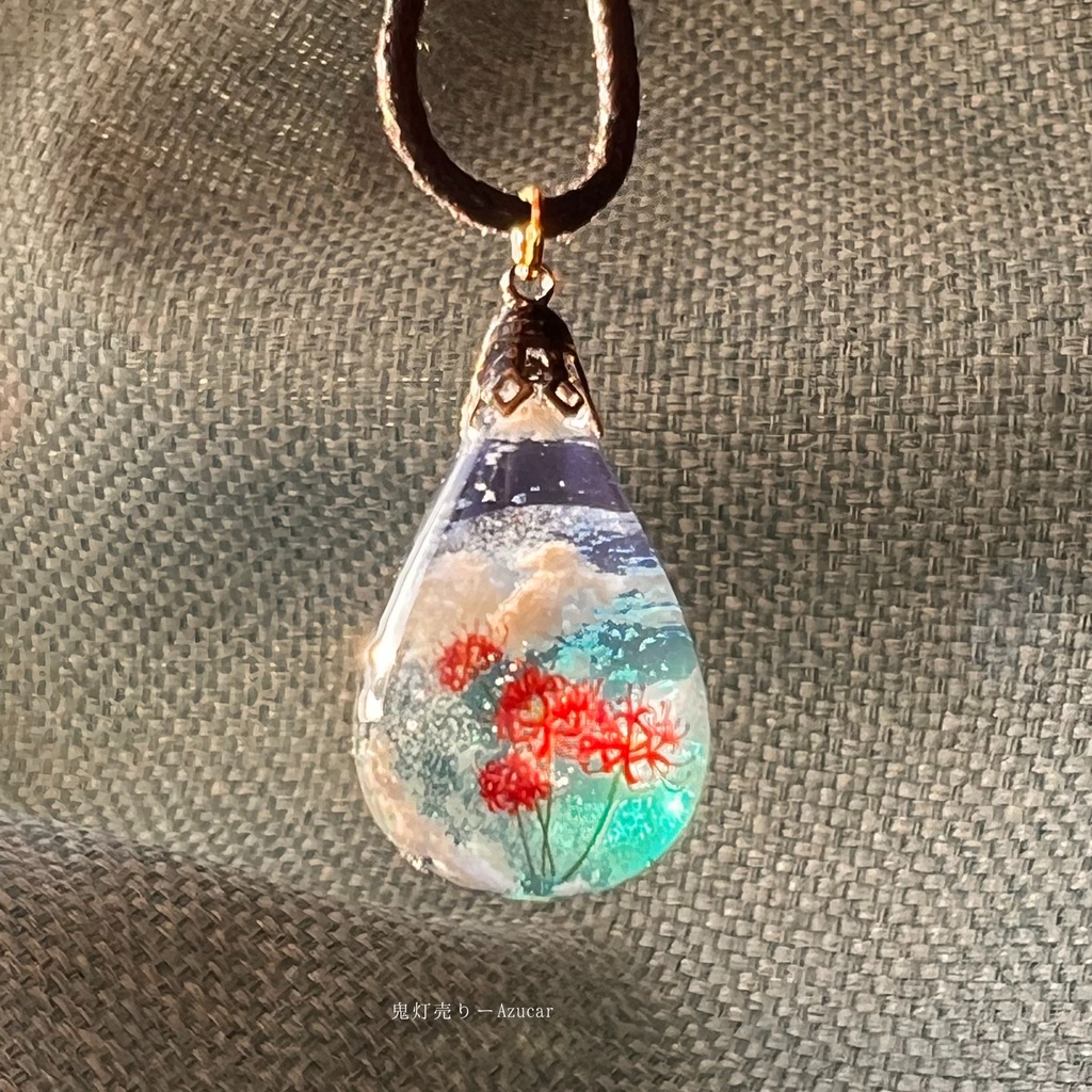 朝焼けに咲く紅の彼岸花蓄光雲レジンネックレス ドロップ 蓄光三日月