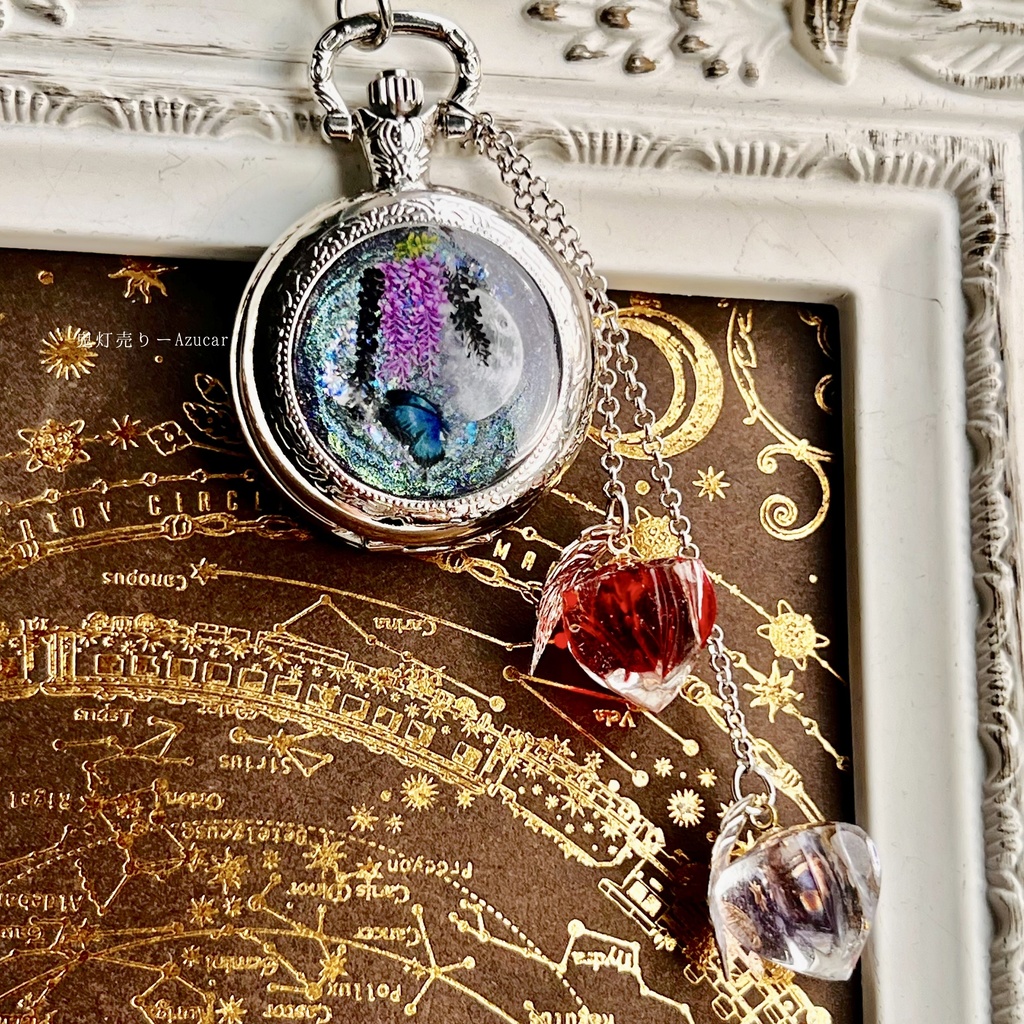 ★夜空に上弦の月と蝶々舞う鬼灯付きの懐中時計☆(蓄光タイプ)