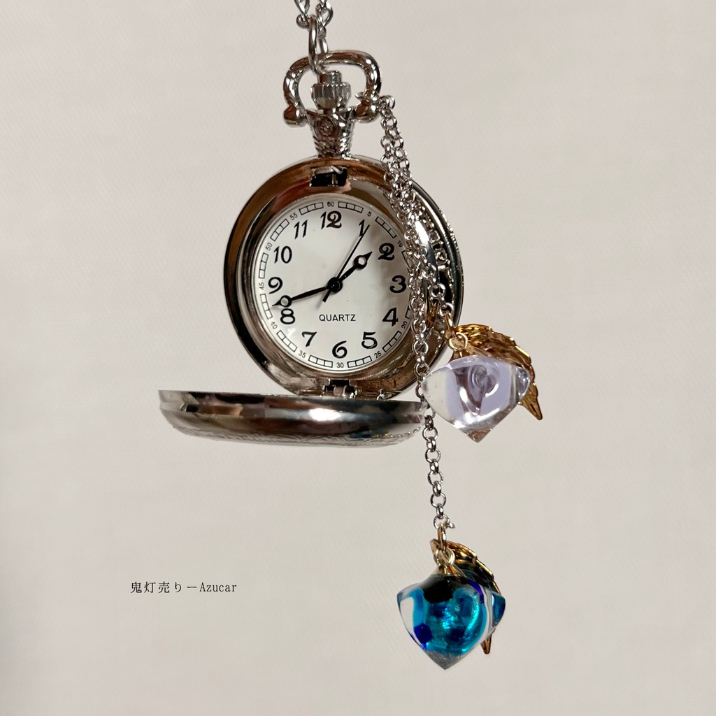 ★夜空に上弦の月と蝶々舞う鬼灯付きの懐中時計☆(蓄光タイプ)