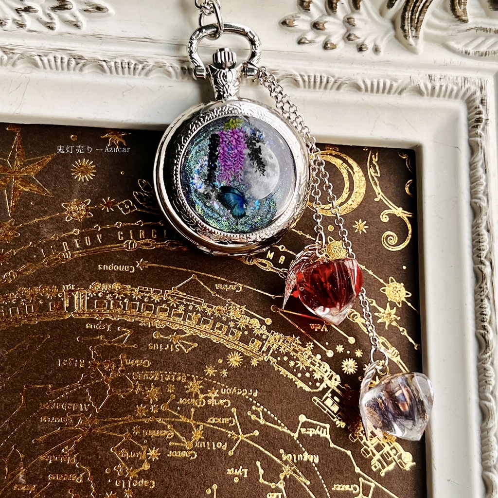 ★夜空に上弦の月と蝶々舞う鬼灯付きの懐中時計☆(蓄光タイプ)