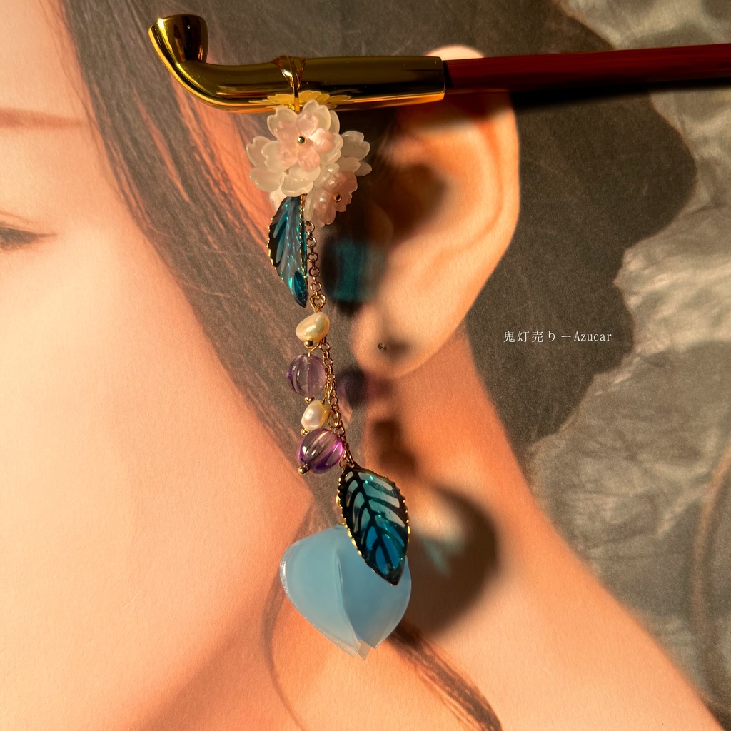 桜と蒼鬼灯の煙管かんざし 和装小物や普段使いにも使える和雑貨 プラ板とレジン作品✴︎