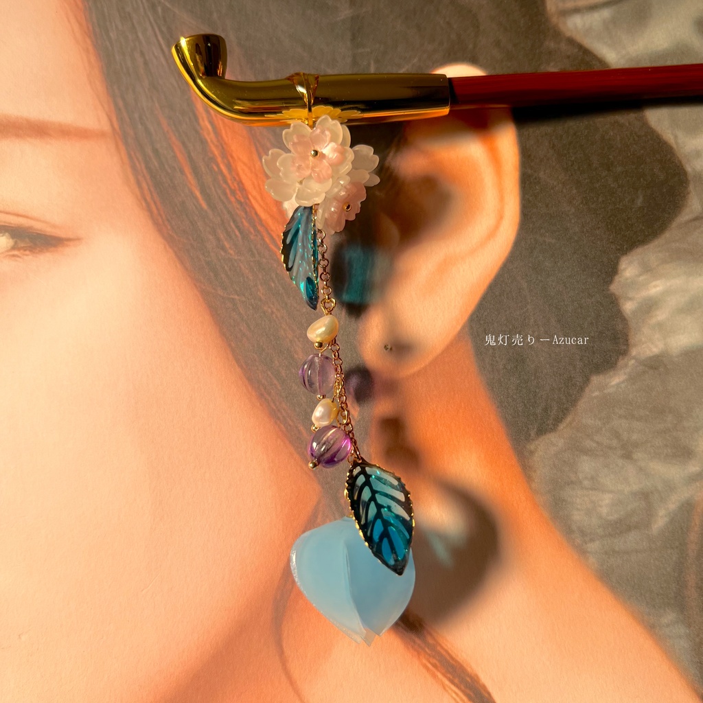 桜と蒼鬼灯の煙管かんざし 和装小物や普段使いにも使える和雑貨 プラ板とレジン作品✴︎